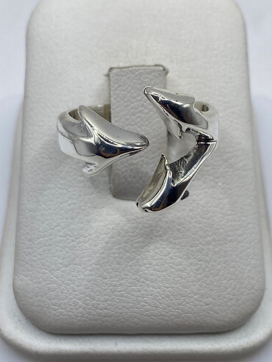 Anillo escultural de plata ajustable con formas orgánicas en caja de presentación