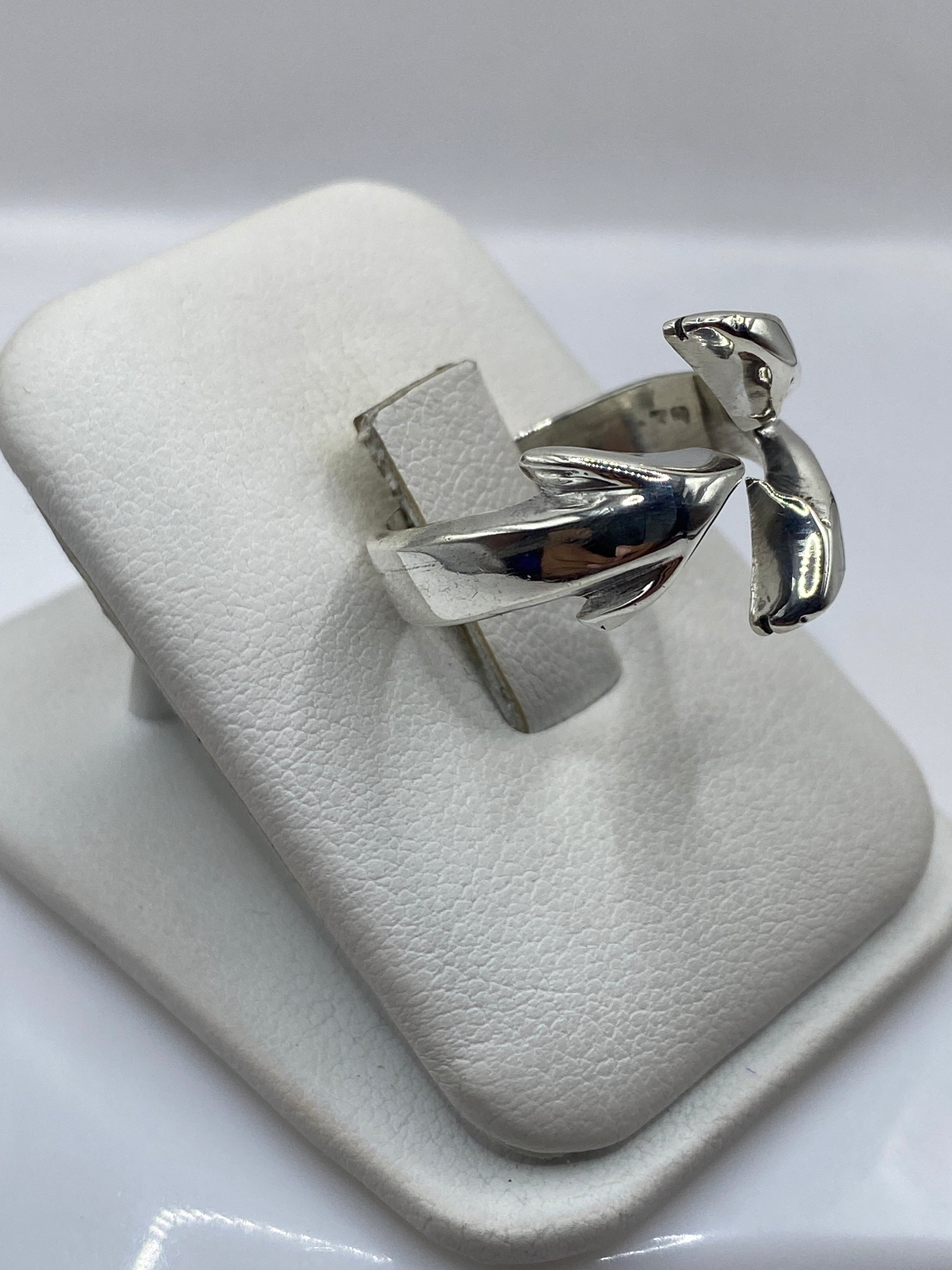 Detalle de las curvas y líneas dinámicas del anillo de plata .925