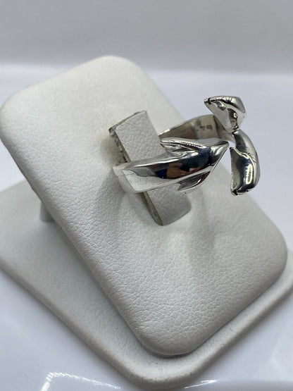 Detalle de las curvas y líneas dinámicas del anillo de plata .925