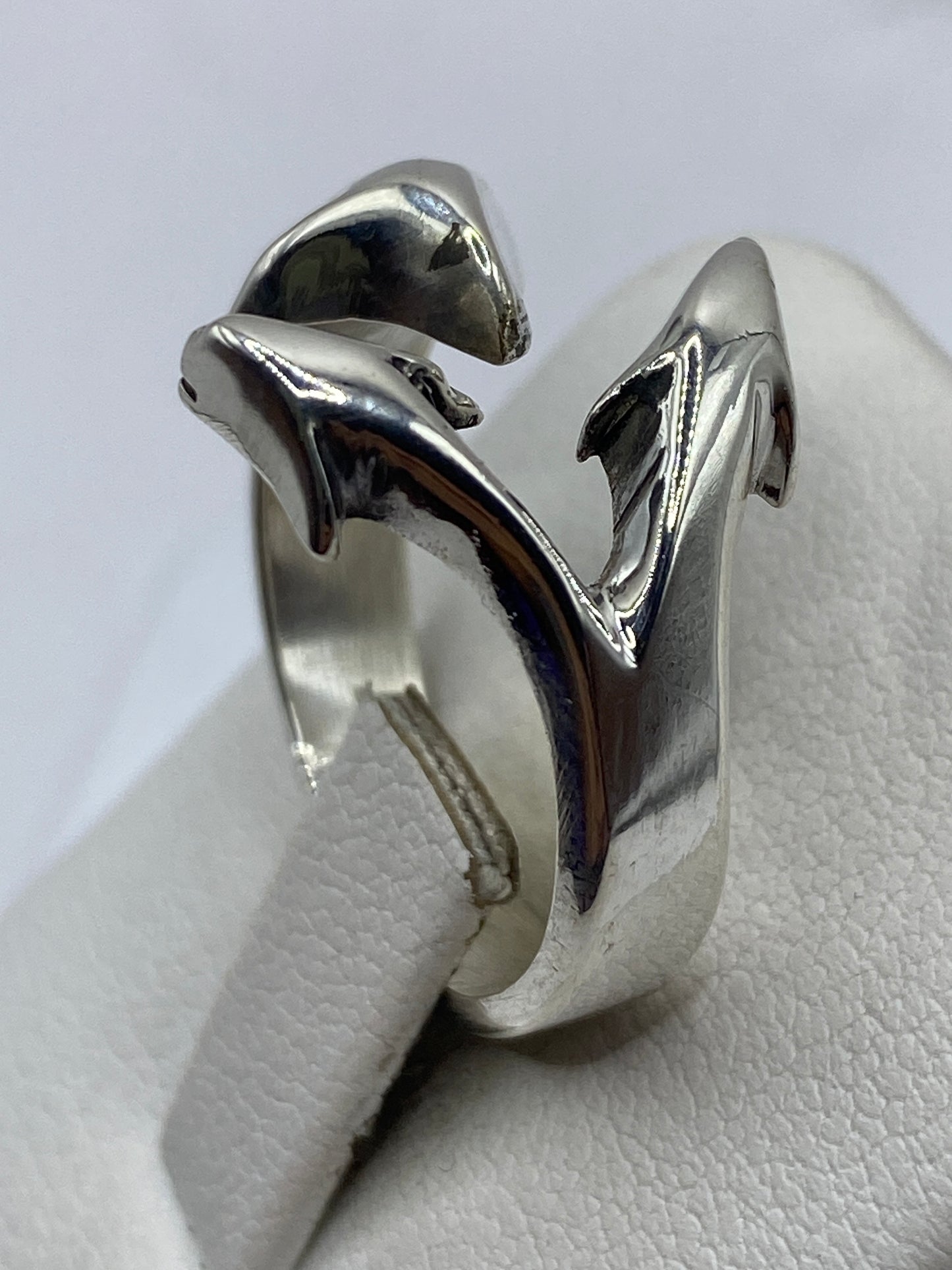 Anillo ajustable en plata pura puesto en dedo, mostrando el peso y la presencia