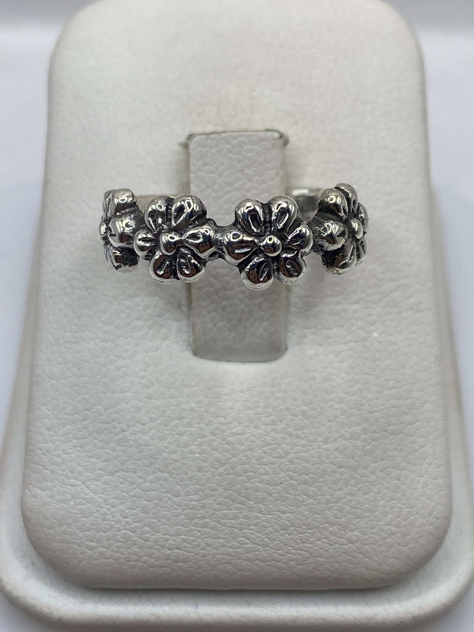 Anillo de plata .925 con flores fundidas en relieve, brillo espejo