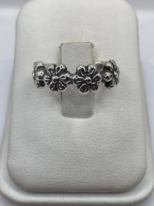 Anillo de plata .925 con flores fundidas en relieve, brillo espejo