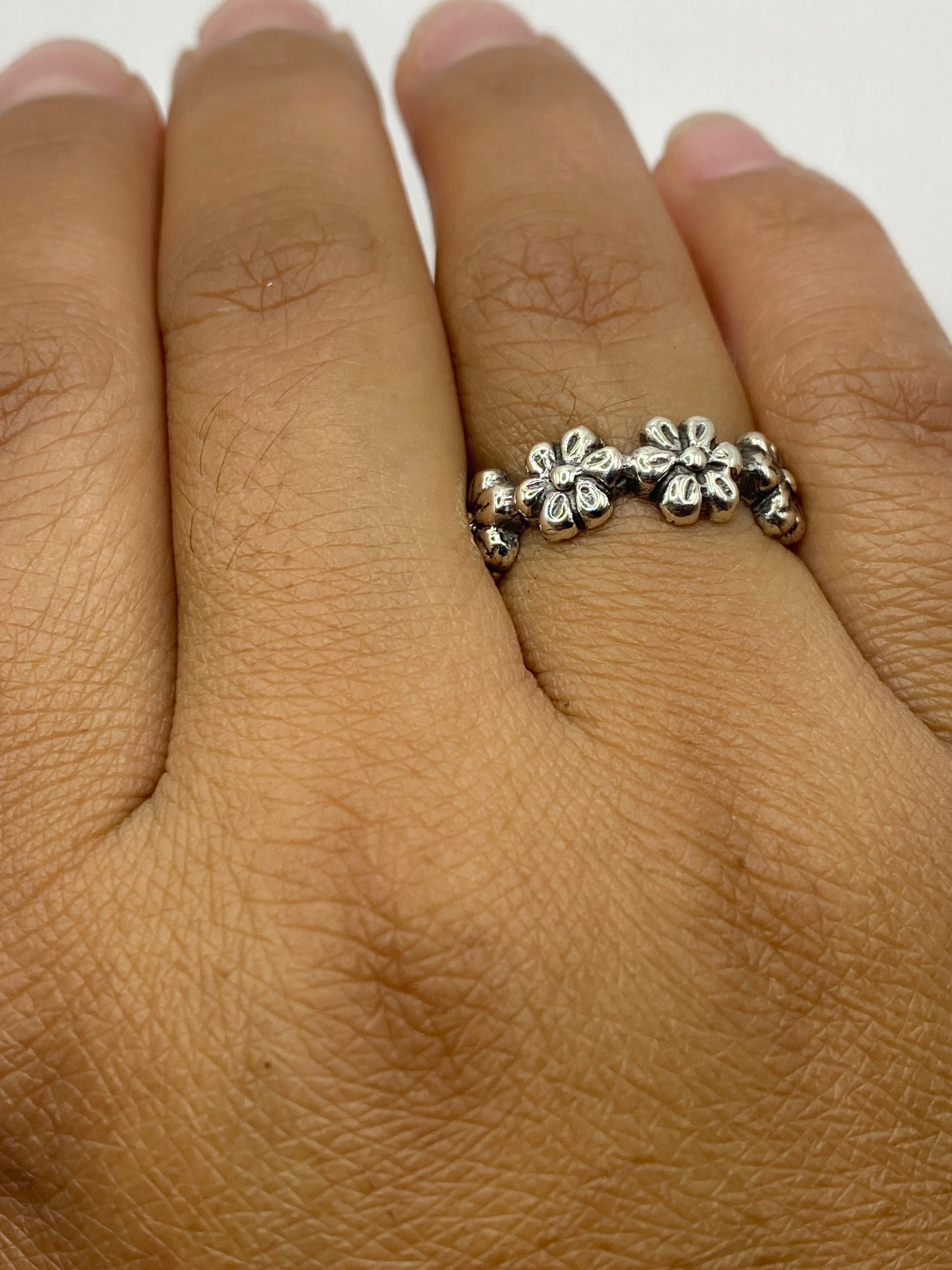Anillo sobre fondo blanco con sello .925 visible en la banda interior