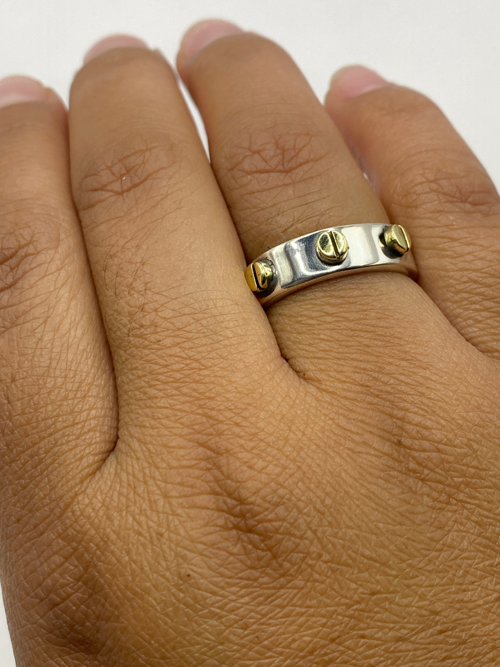 Anillo sello completo sobre llave plateada, mostrando el sello .925 MEXICO interior