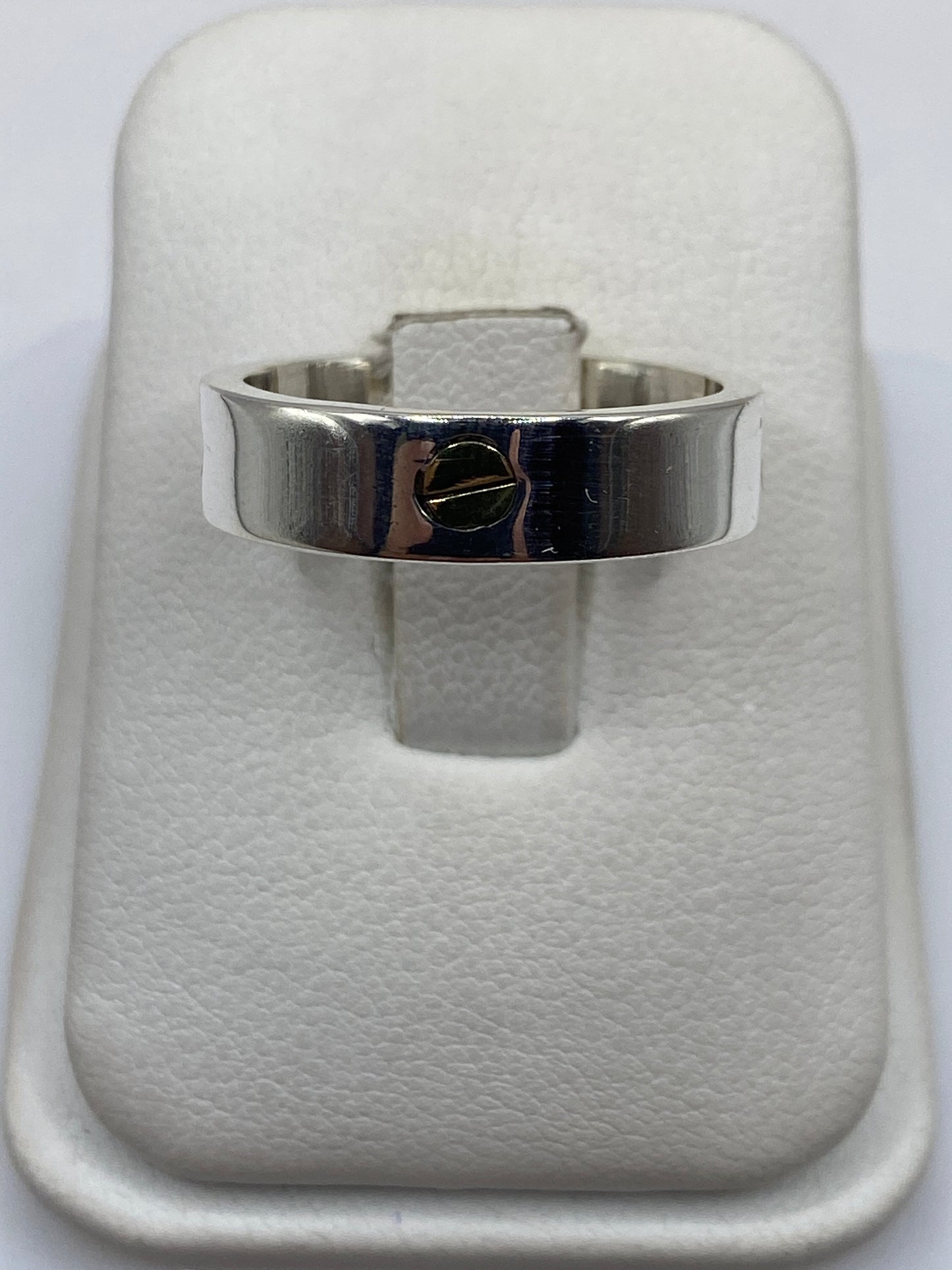 Anillo sello de plata .925 con detalles en oro, vista superior mostrando el diseño geométrico