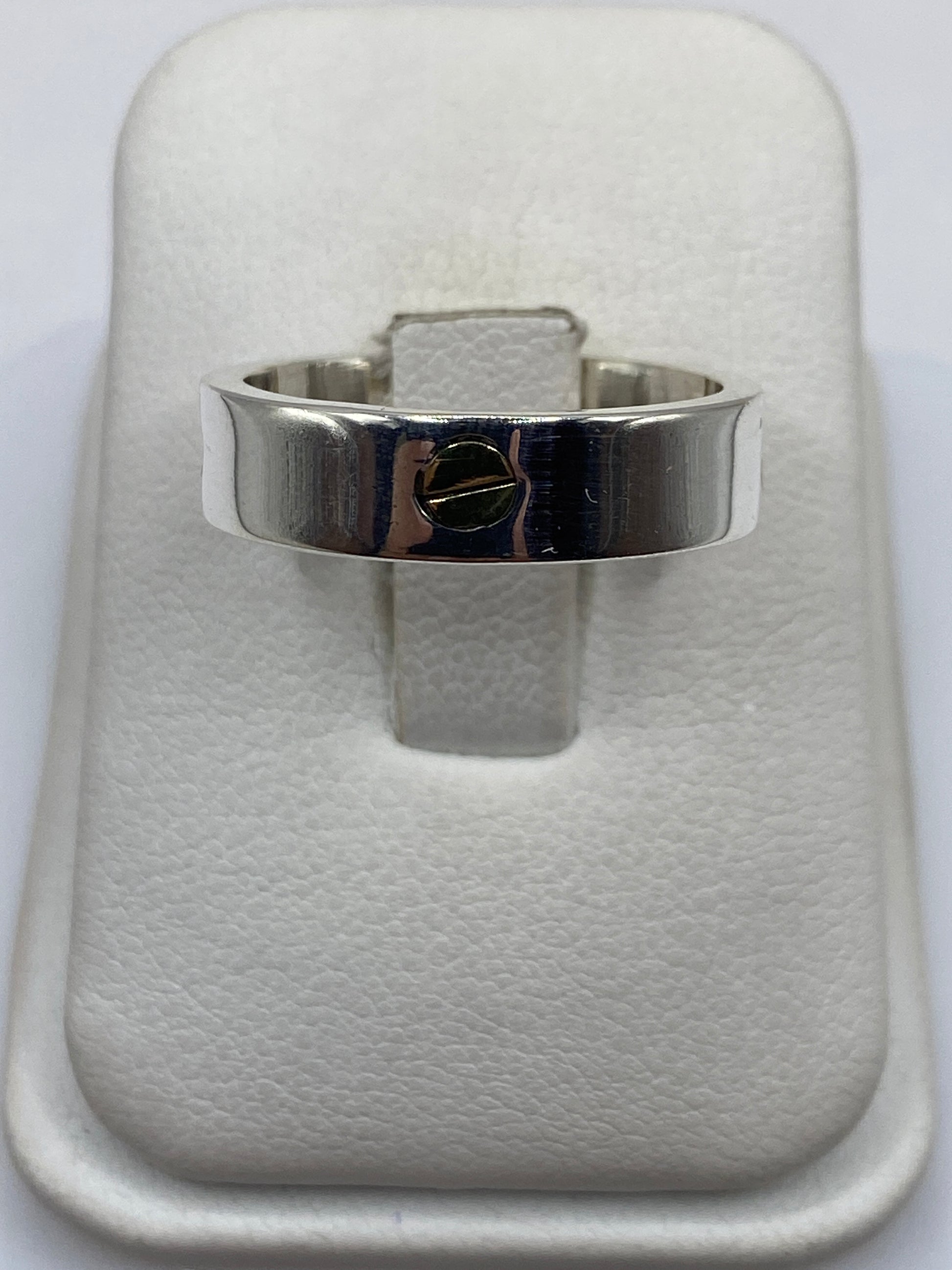 Anillo sello de plata .925 con detalles en oro, vista superior mostrando el diseño geométrico