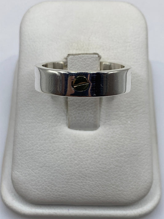 Anillo sello de plata .925 con detalles en oro, vista superior mostrando el diseño geométrico