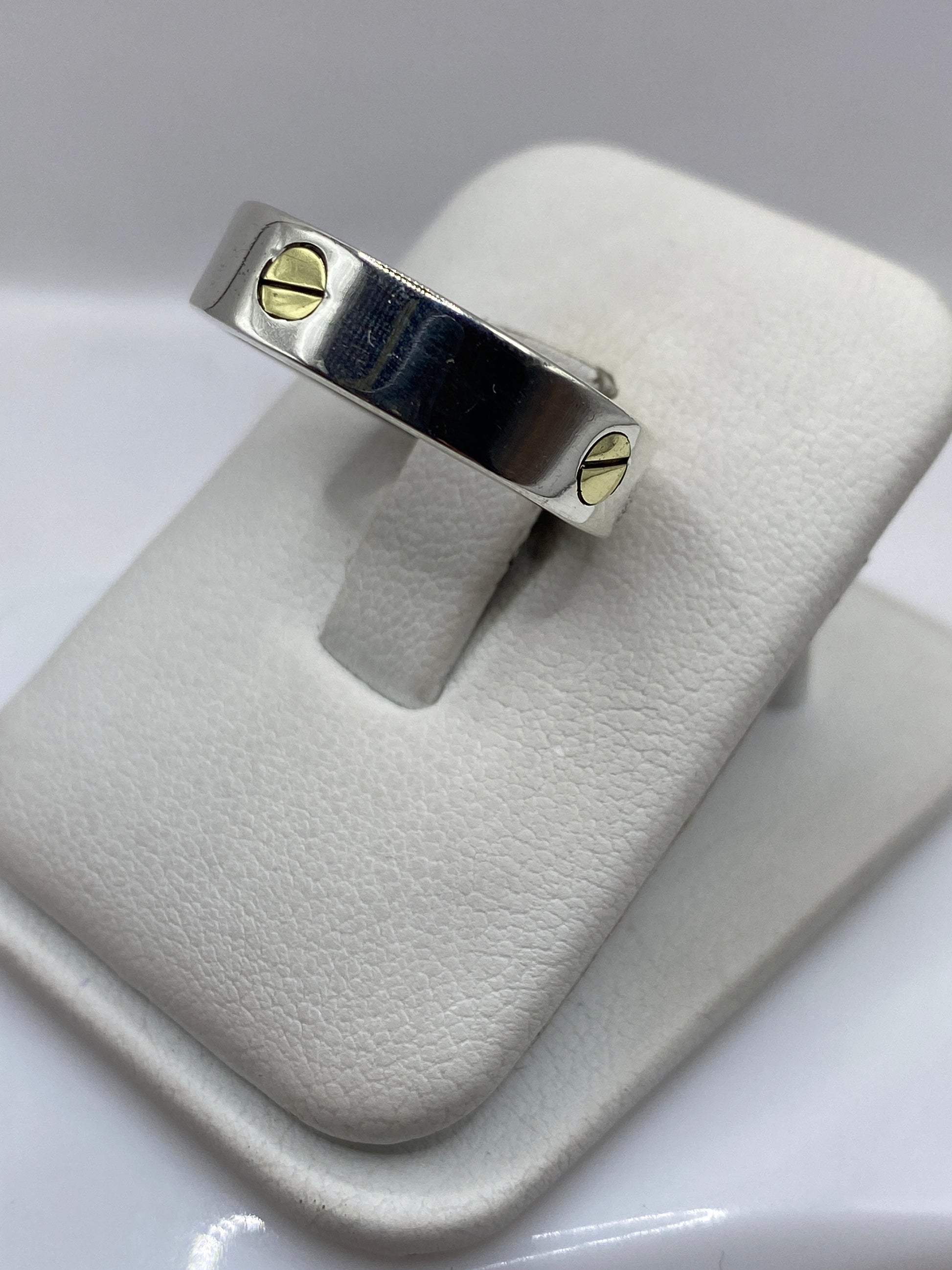 Lateral del anillo minimalista en plata pura, banda ancha con acabado espejo