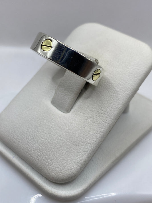 Lateral del anillo minimalista en plata pura, banda ancha con acabado espejo
