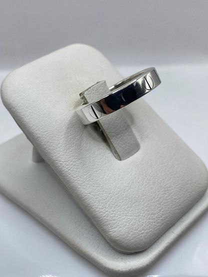 Anillo de plata .925 en dedo, mostrando el peso y presencia de la banda