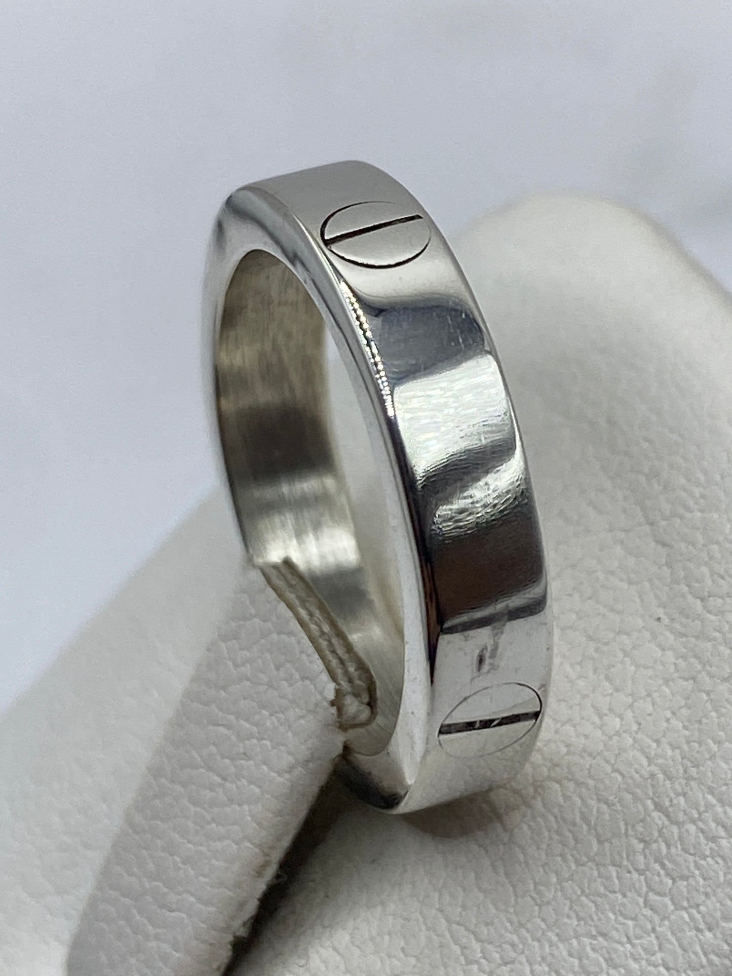 Detalle lateral del anillo sello con acabado pulido y marcas de autenticidad