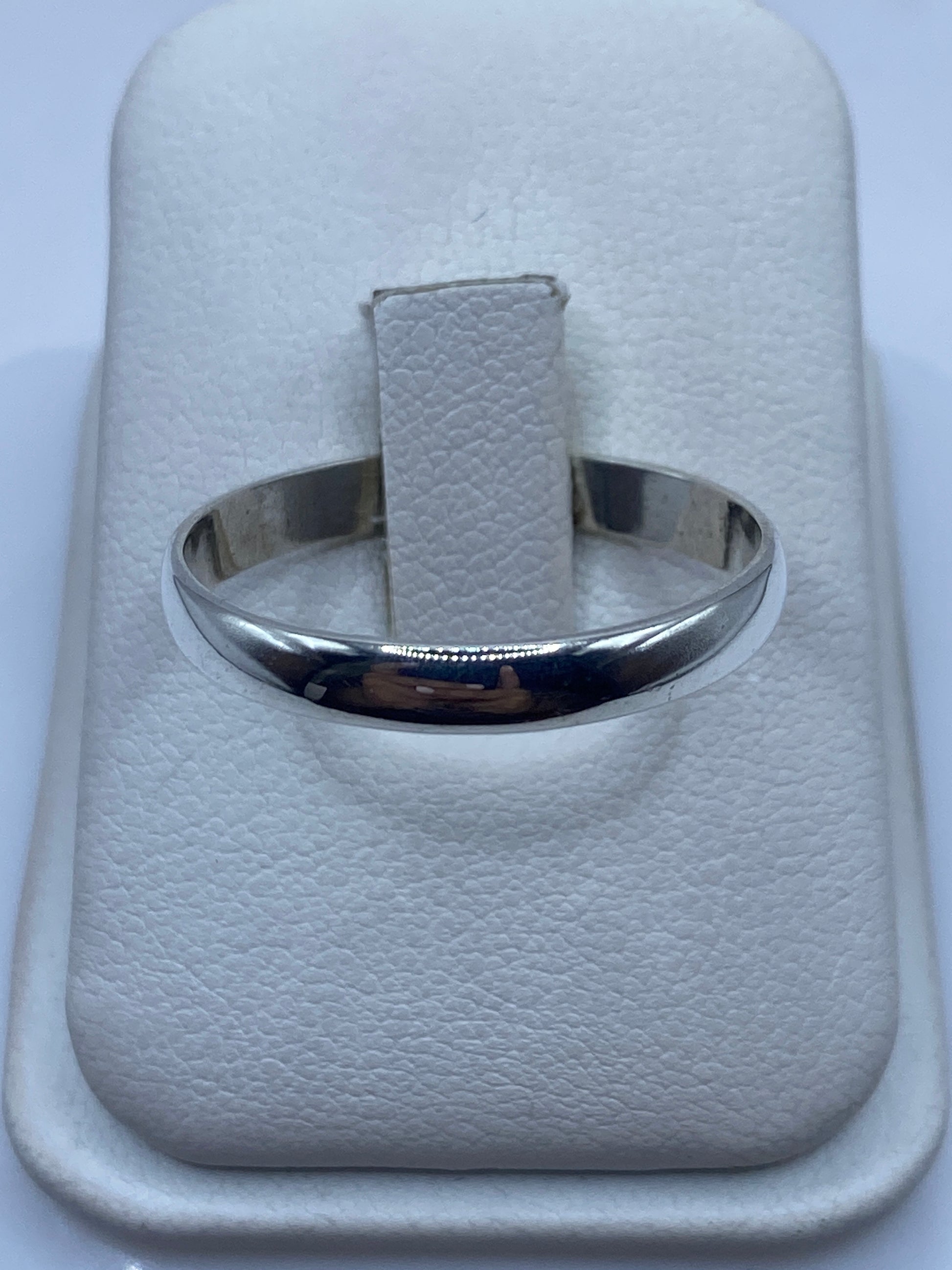 Anillo de plata banda pulida en caja blanca de presentación, vista frontal