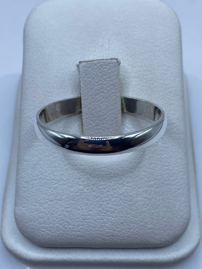 Anillo de plata banda pulida en caja blanca de presentación, vista frontal