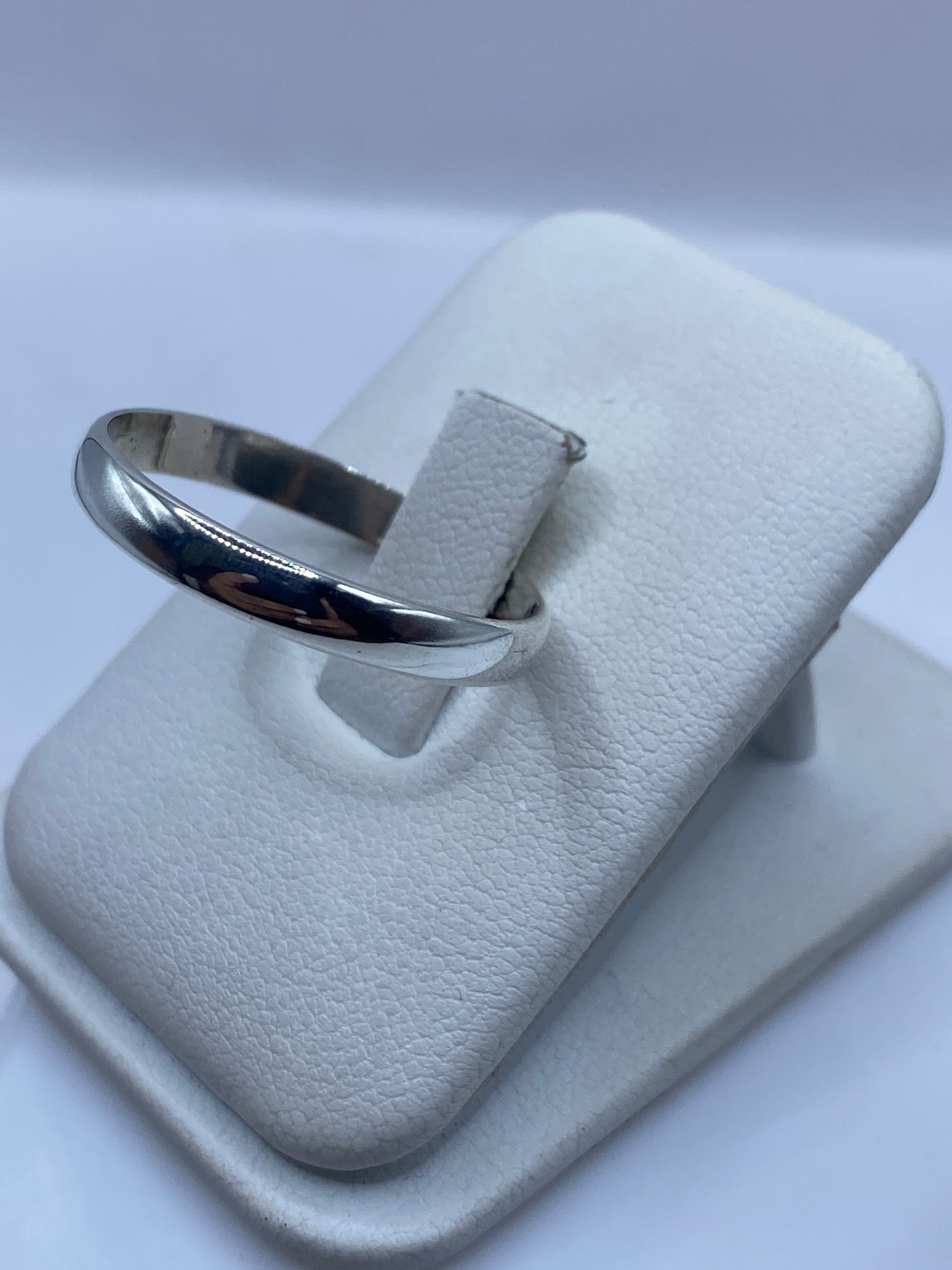 Anillo minimalista plata .925 colocado en dedo, detalle del pulido espejo