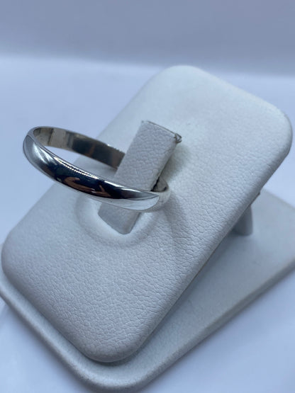 Anillo minimalista plata .925 colocado en dedo, detalle del pulido espejo