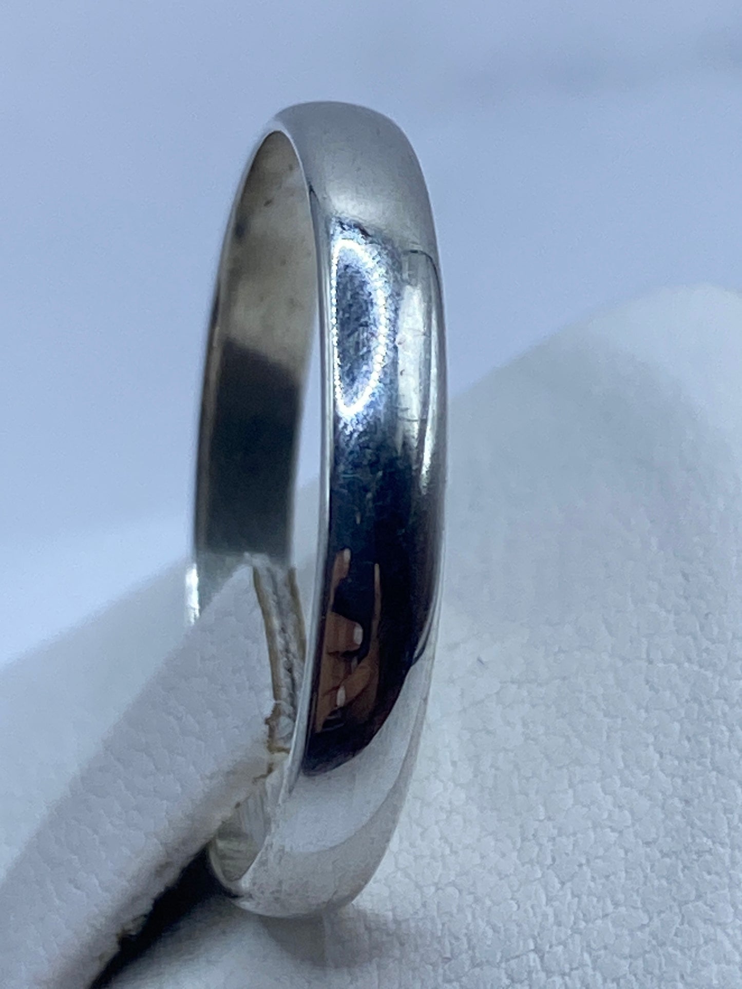 Vista lateral del anillo banda mostrando grosor y acabado pulido perfecto
