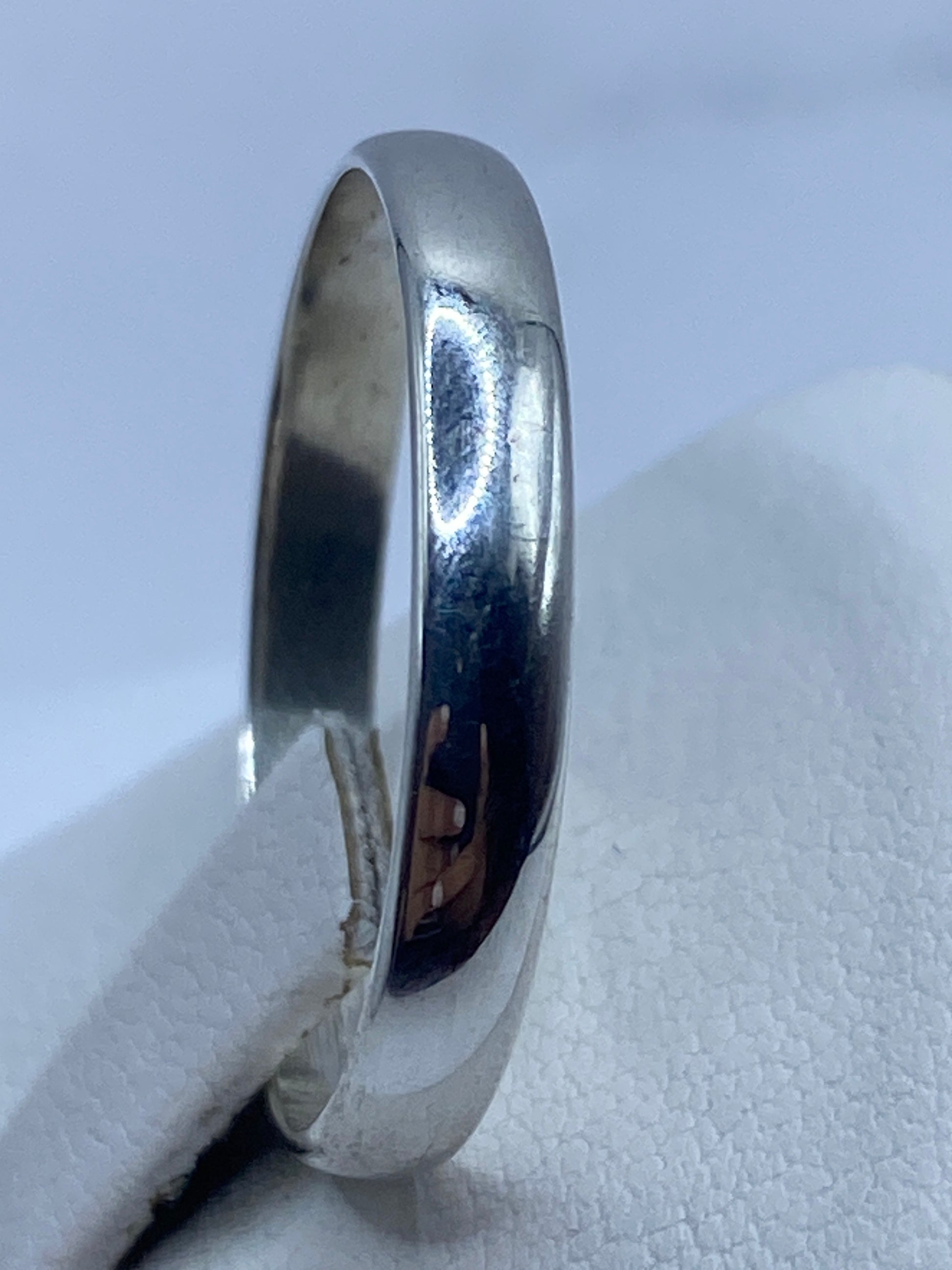 Vista lateral del anillo banda mostrando grosor y acabado pulido perfecto