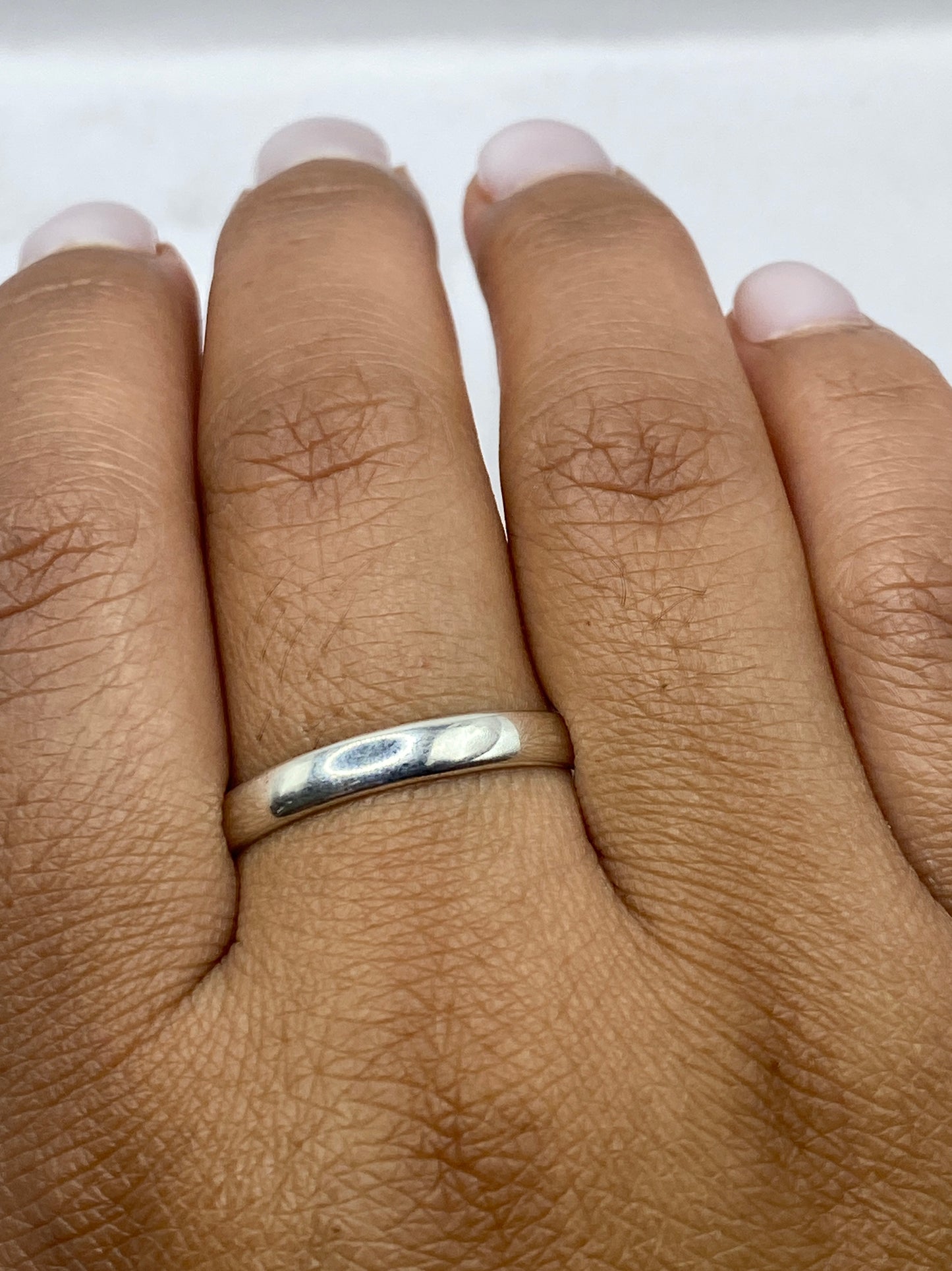 Anillo plata sobre fondo blanco, sello .925 MEXICO visible en el interior