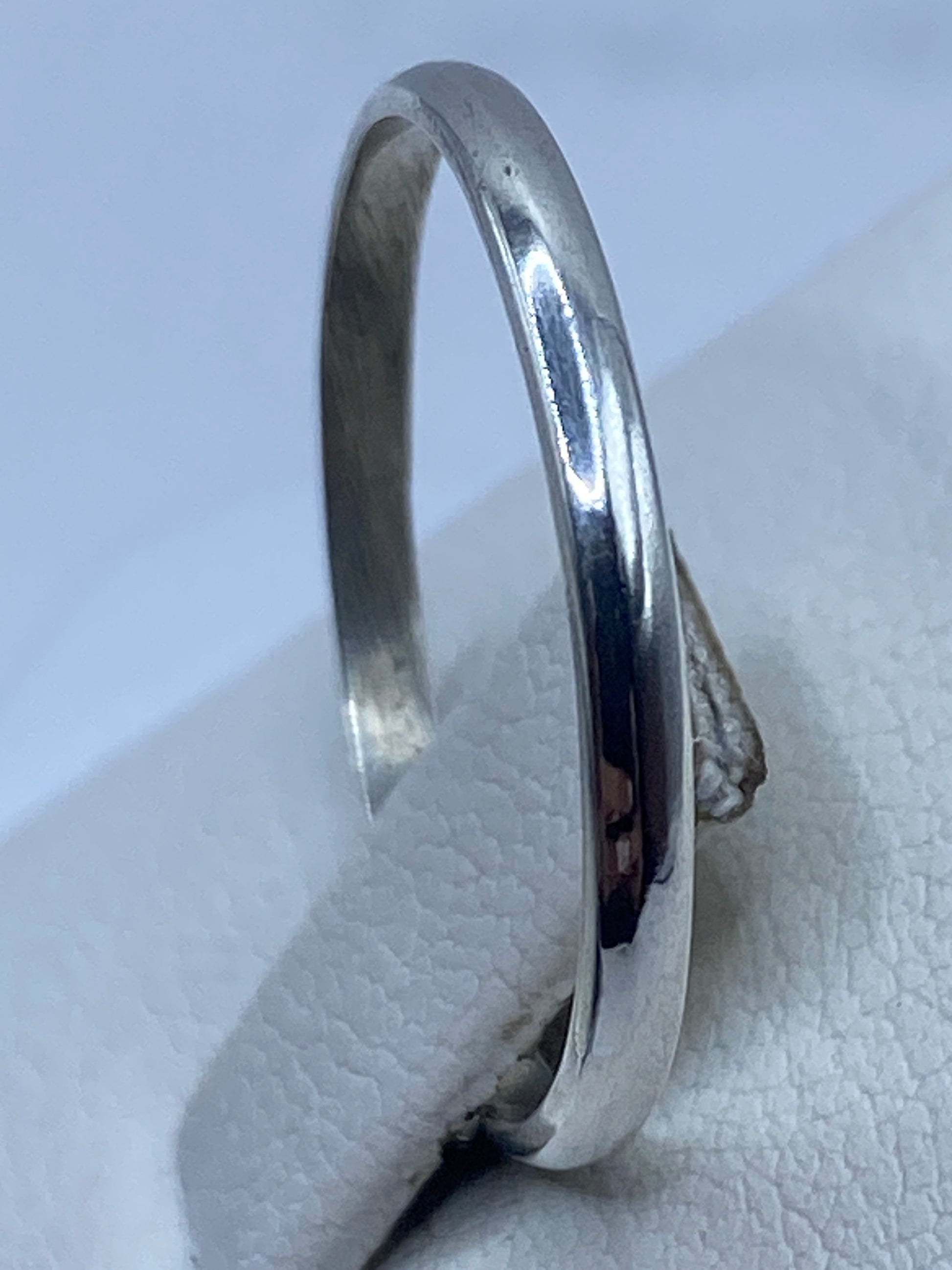 Detalle del sello 925 grabado en la banda de plata pura