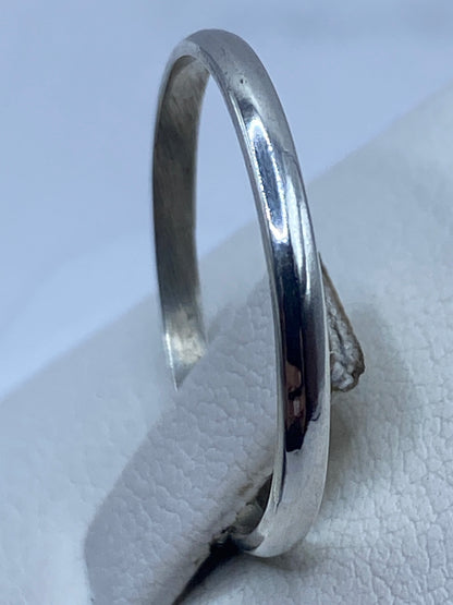 Detalle del sello 925 grabado en la banda de plata pura