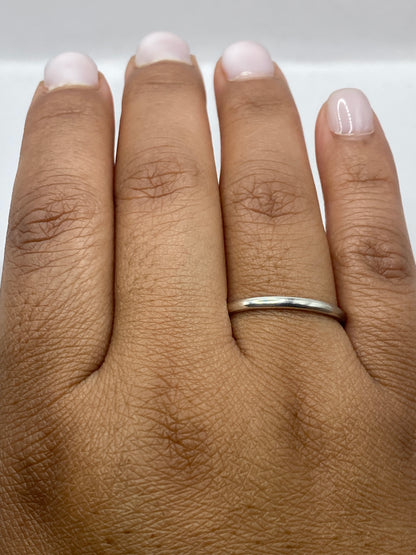 Anillo minimalista puesto en dedo de mujer mostrando presencia delicada