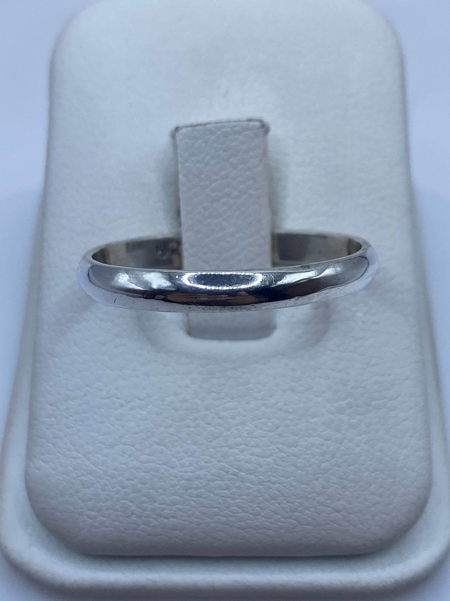 Anillo banda de plata .925 pulida en estuche blanco de presentación