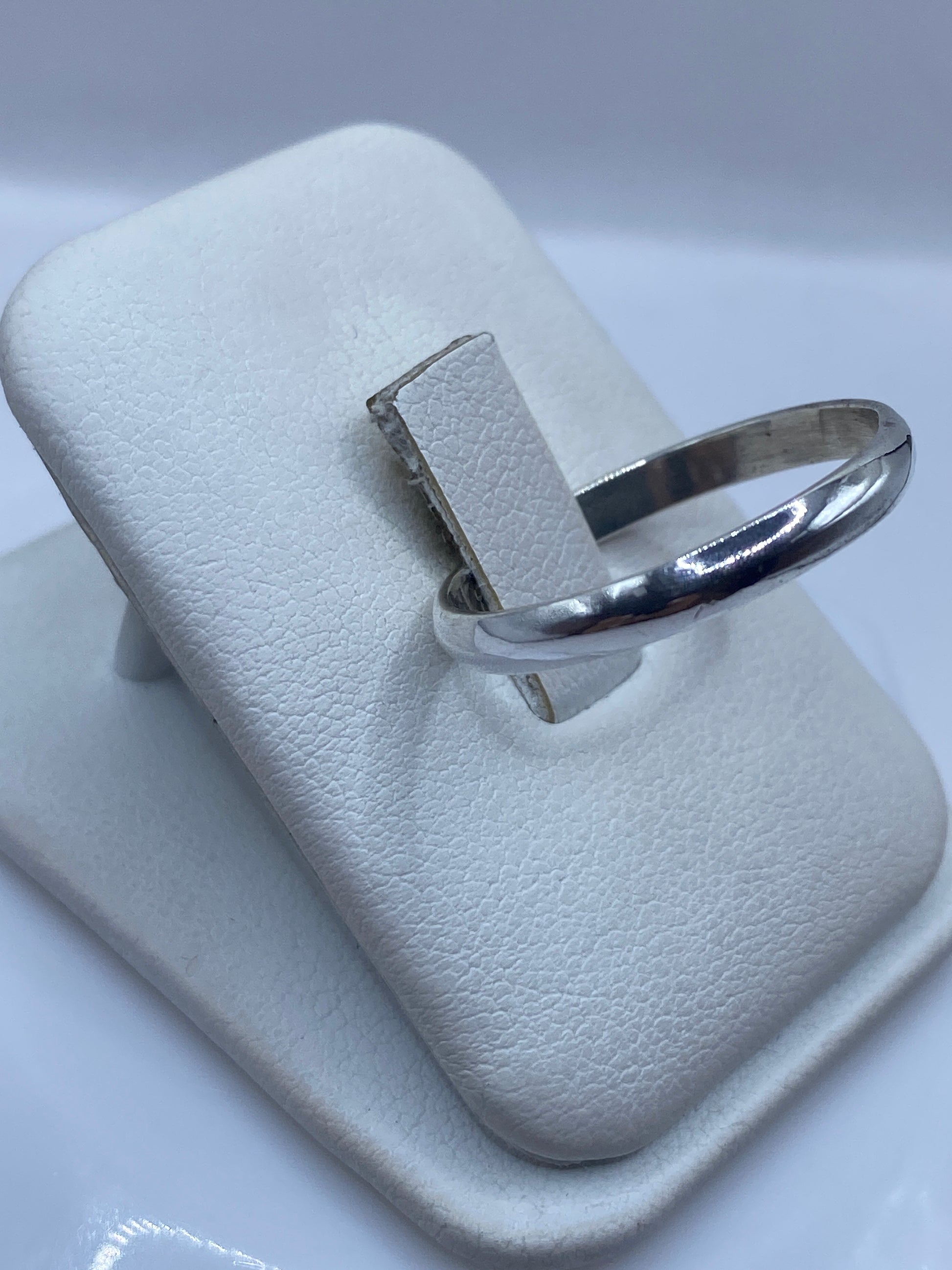 Vista lateral del anillo minimalista mostrando el acabado espejo perfectamente pulido