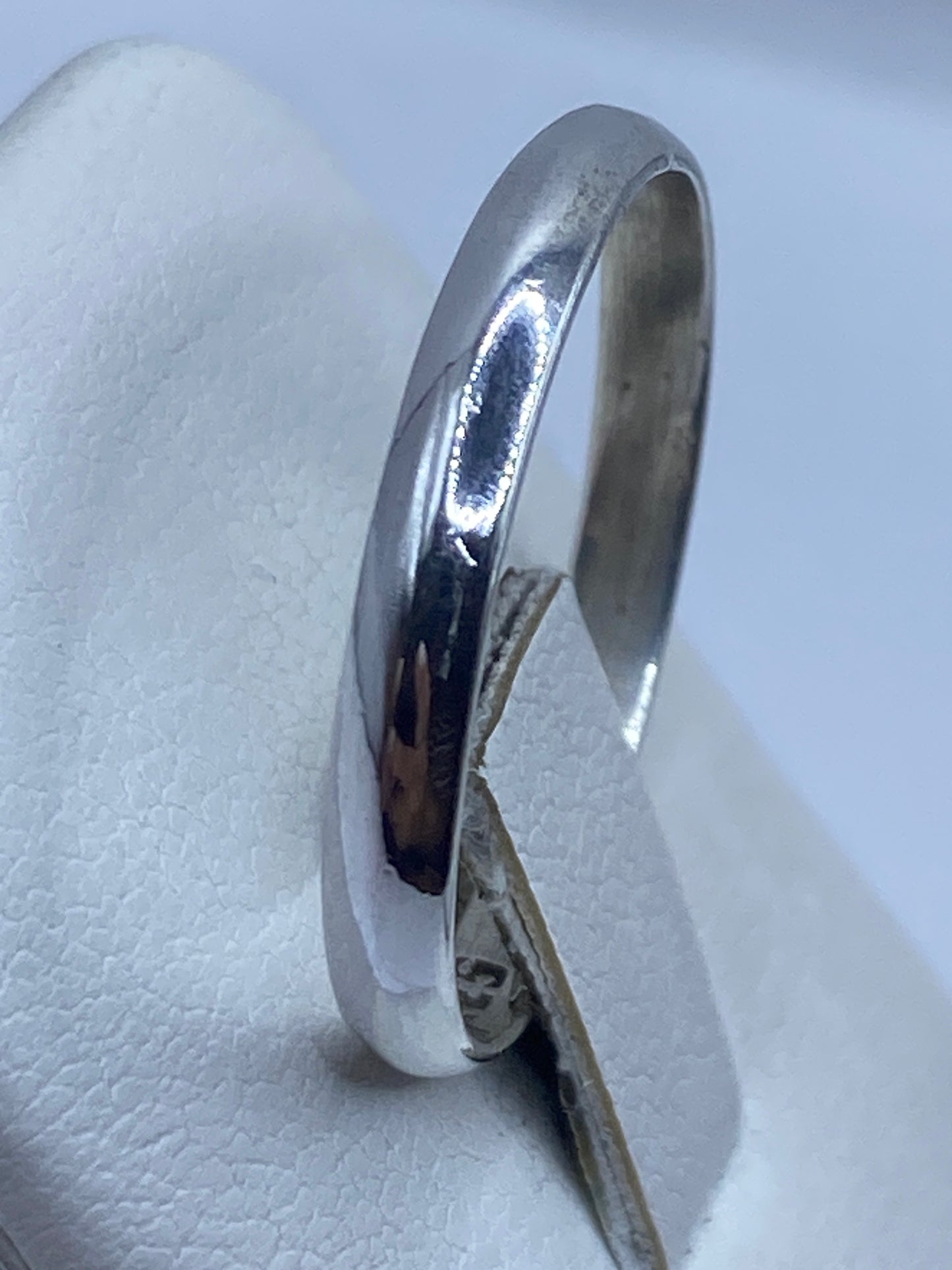 Anillo plata colocado en dedo, demostrando el ajuste perfecto y discreto