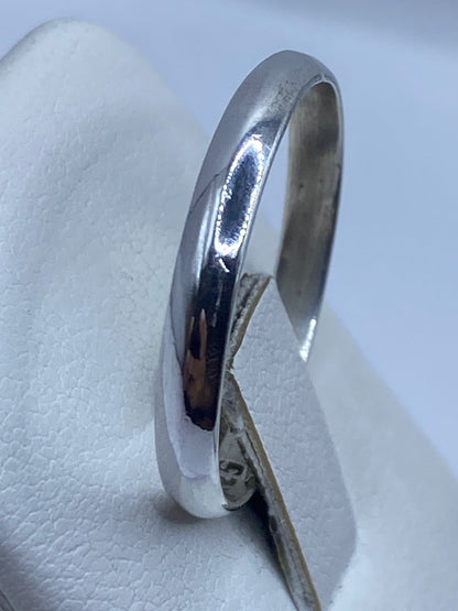 Anillo plata colocado en dedo, demostrando el ajuste perfecto y discreto