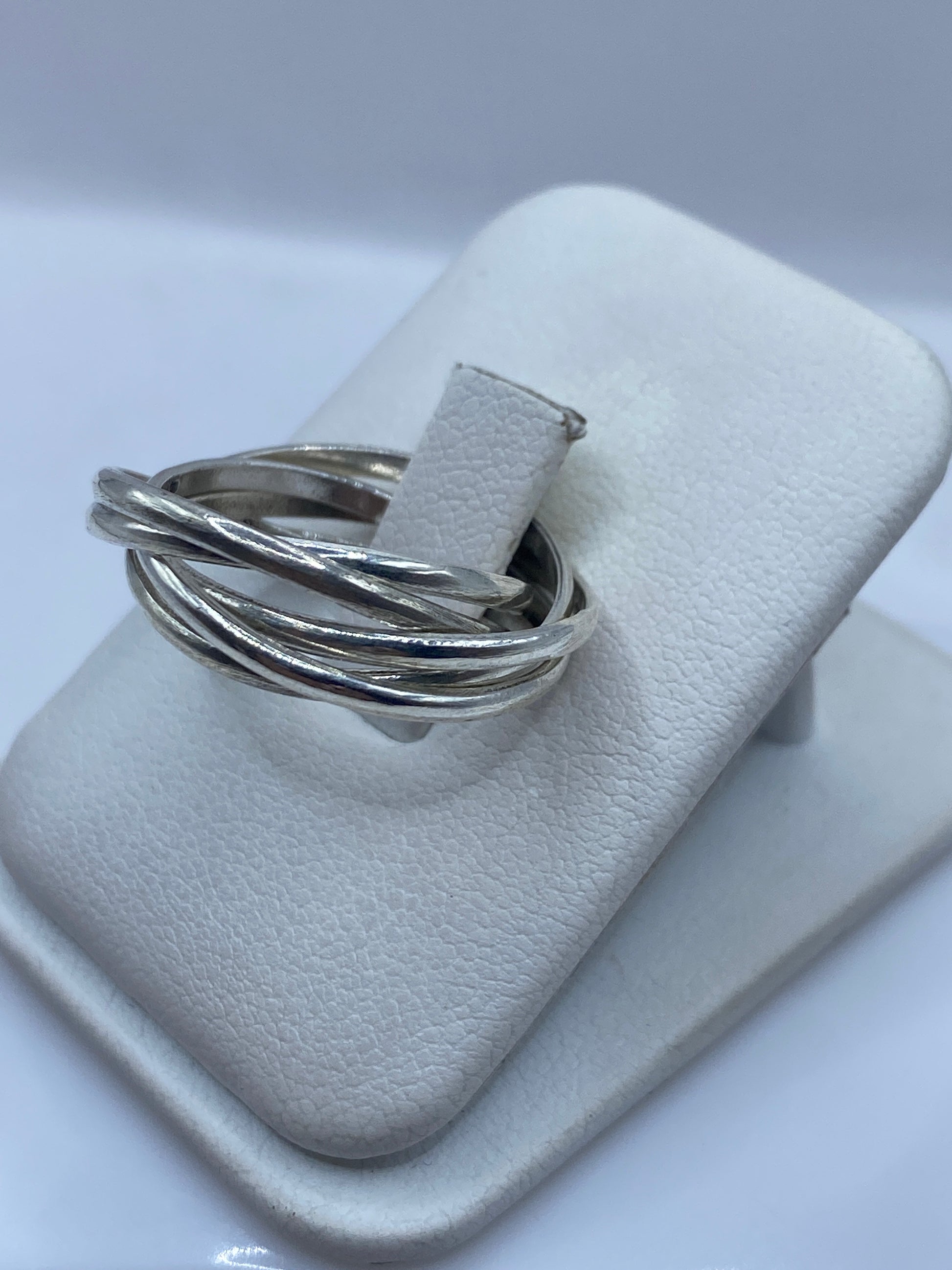 Detalle lateral del anillo minimalista con bandas de plata .925 entrecruzadas