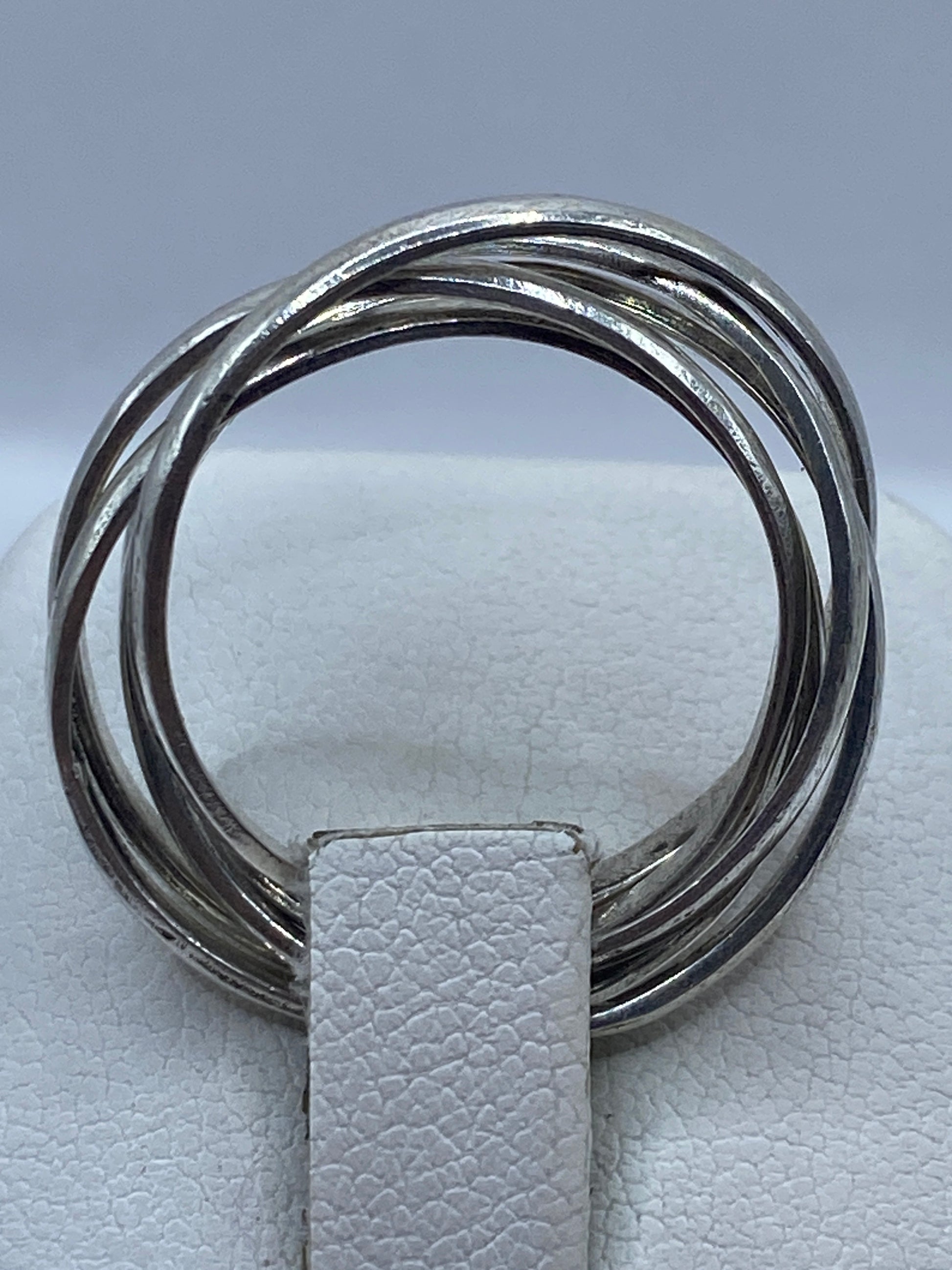 Anillo de plata en la mano mostrando el brillo espejo de las bandas pulidas