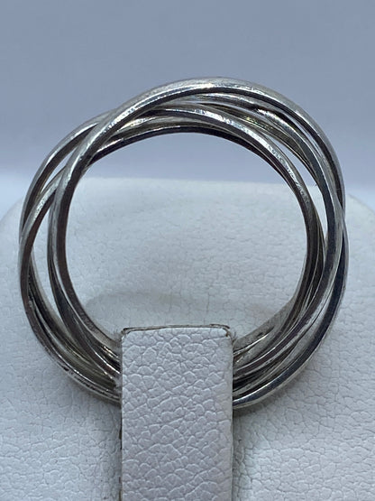 Anillo de plata en la mano mostrando el brillo espejo de las bandas pulidas
