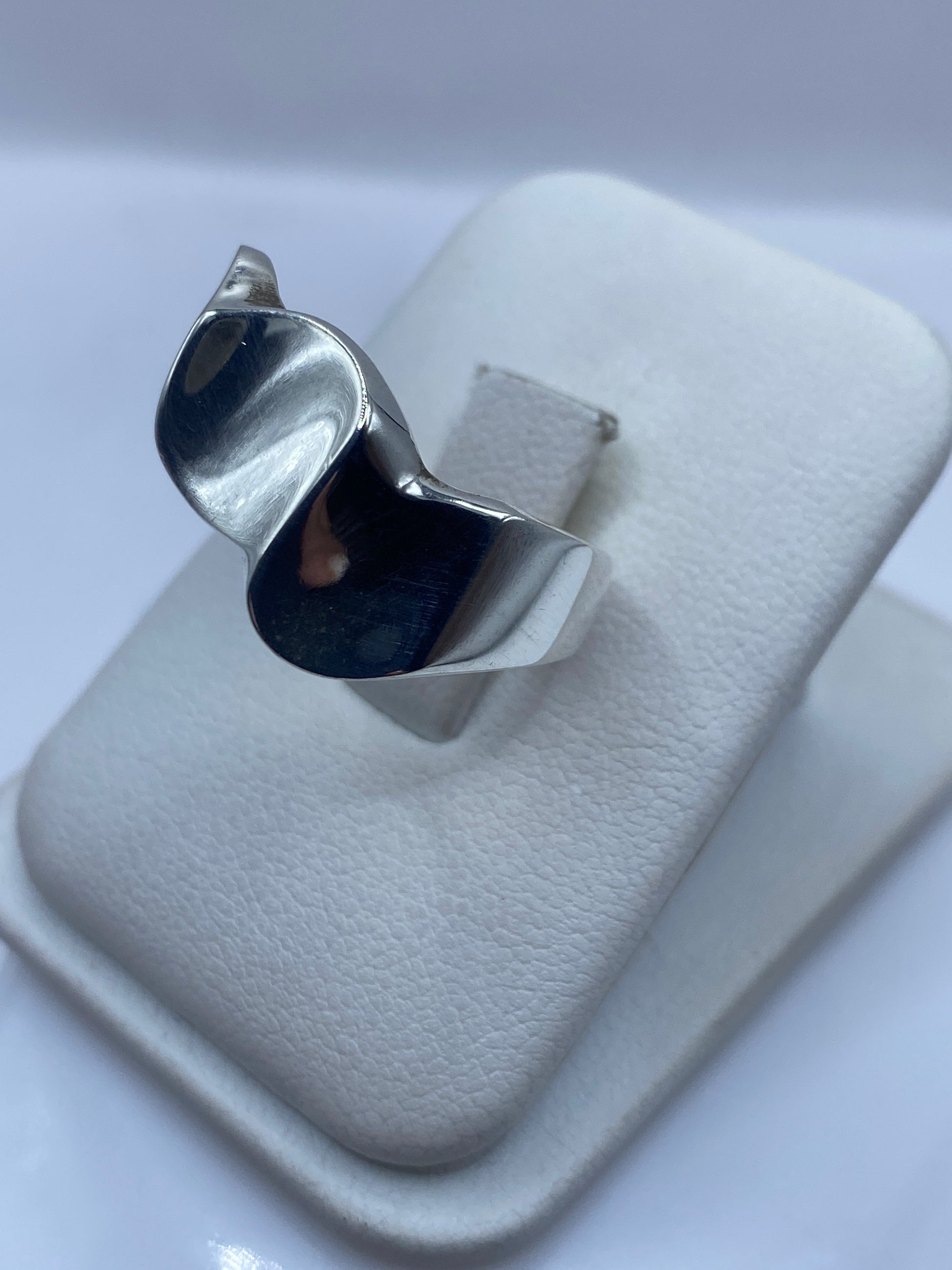 Detalle del anillo con banda lisa mostrando el sello .925 MEXICO en el interior