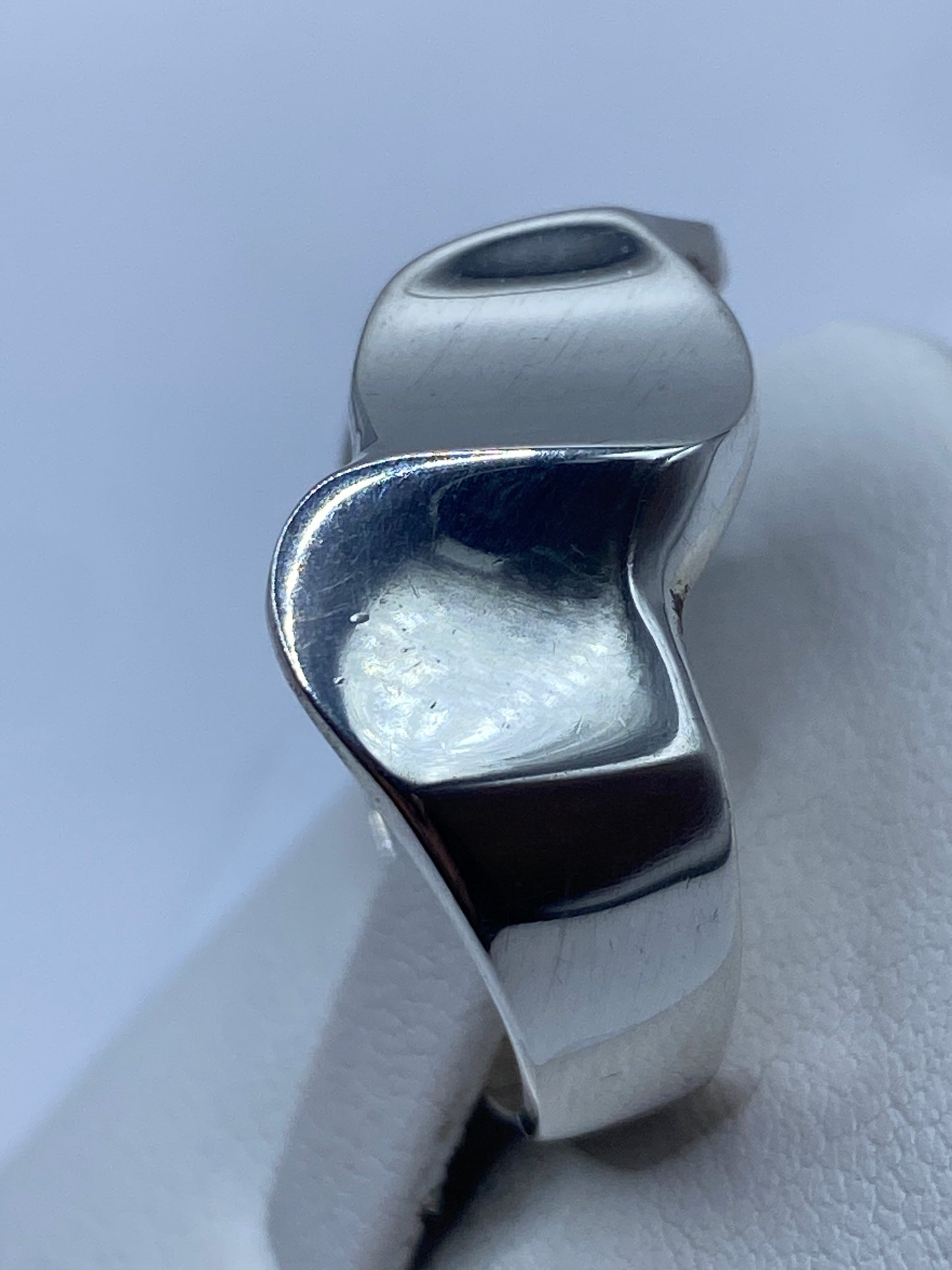 Anillo de plata en la mano de una mujer adulta, vista lateral