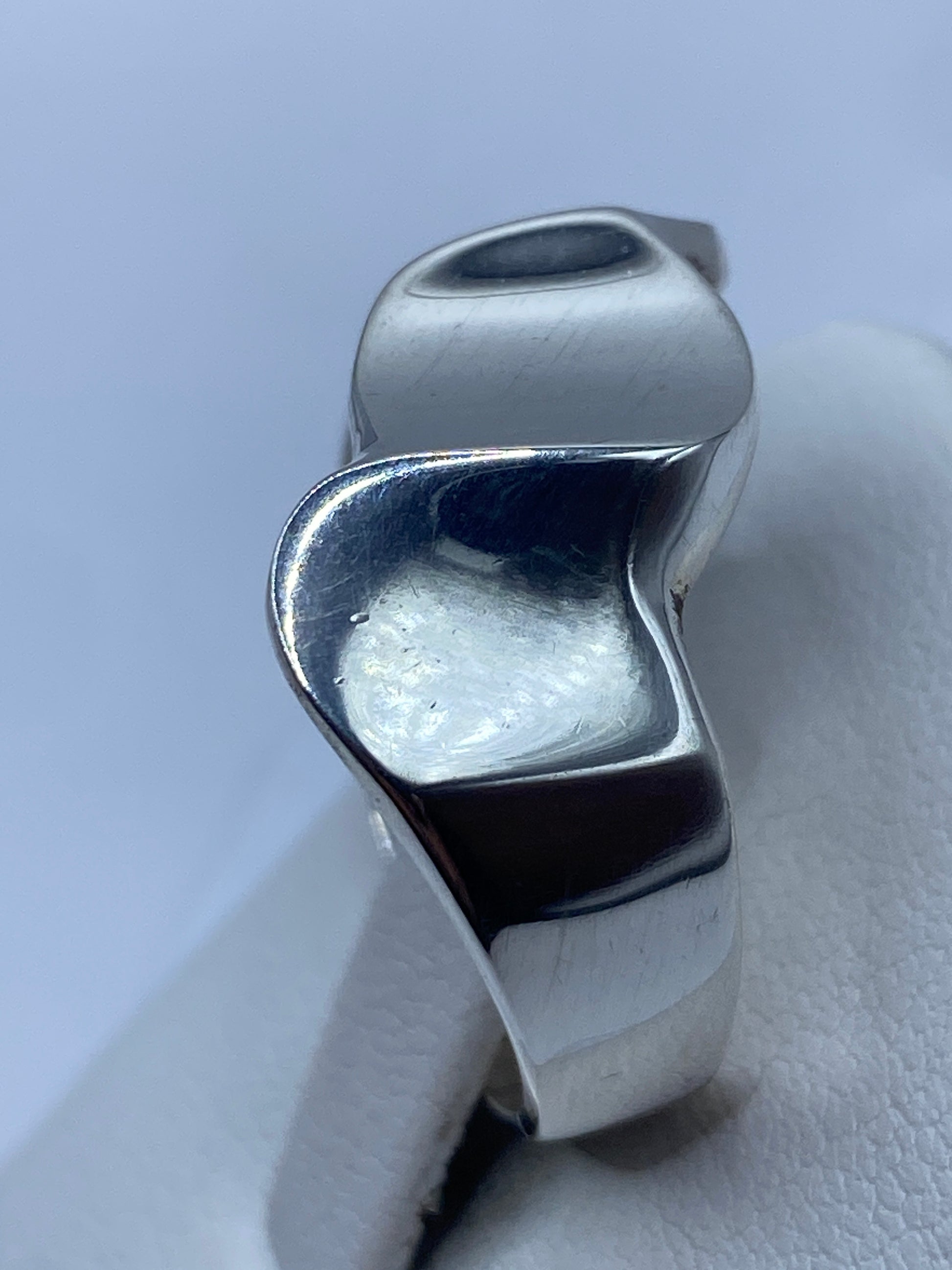 Anillo de plata en la mano de una mujer adulta, vista lateral