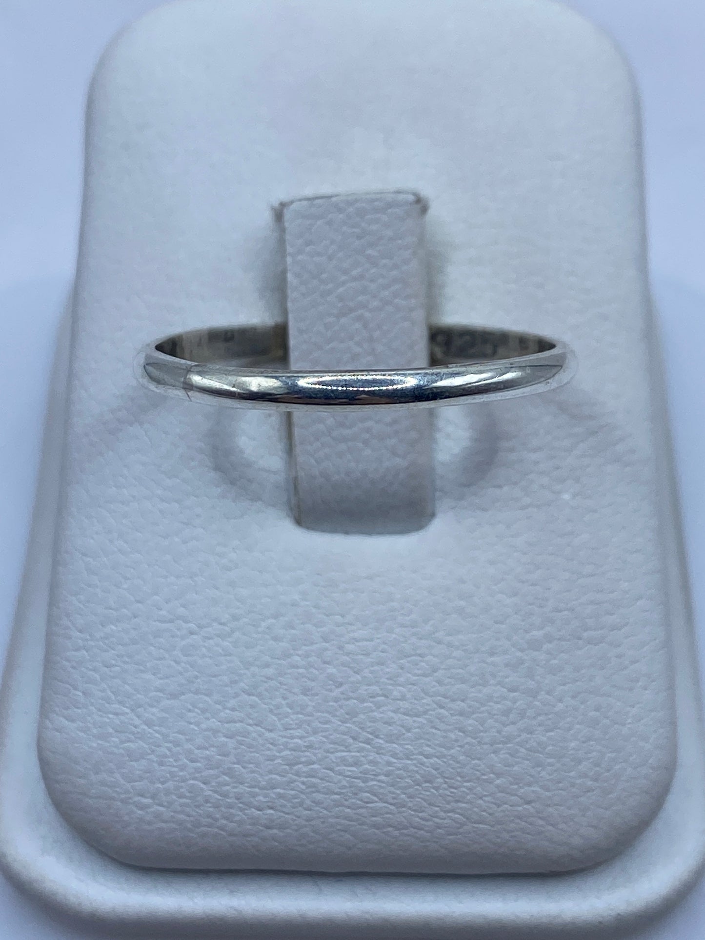 Anillo banda de plata .925 pulida en caja blanca, vista frontal