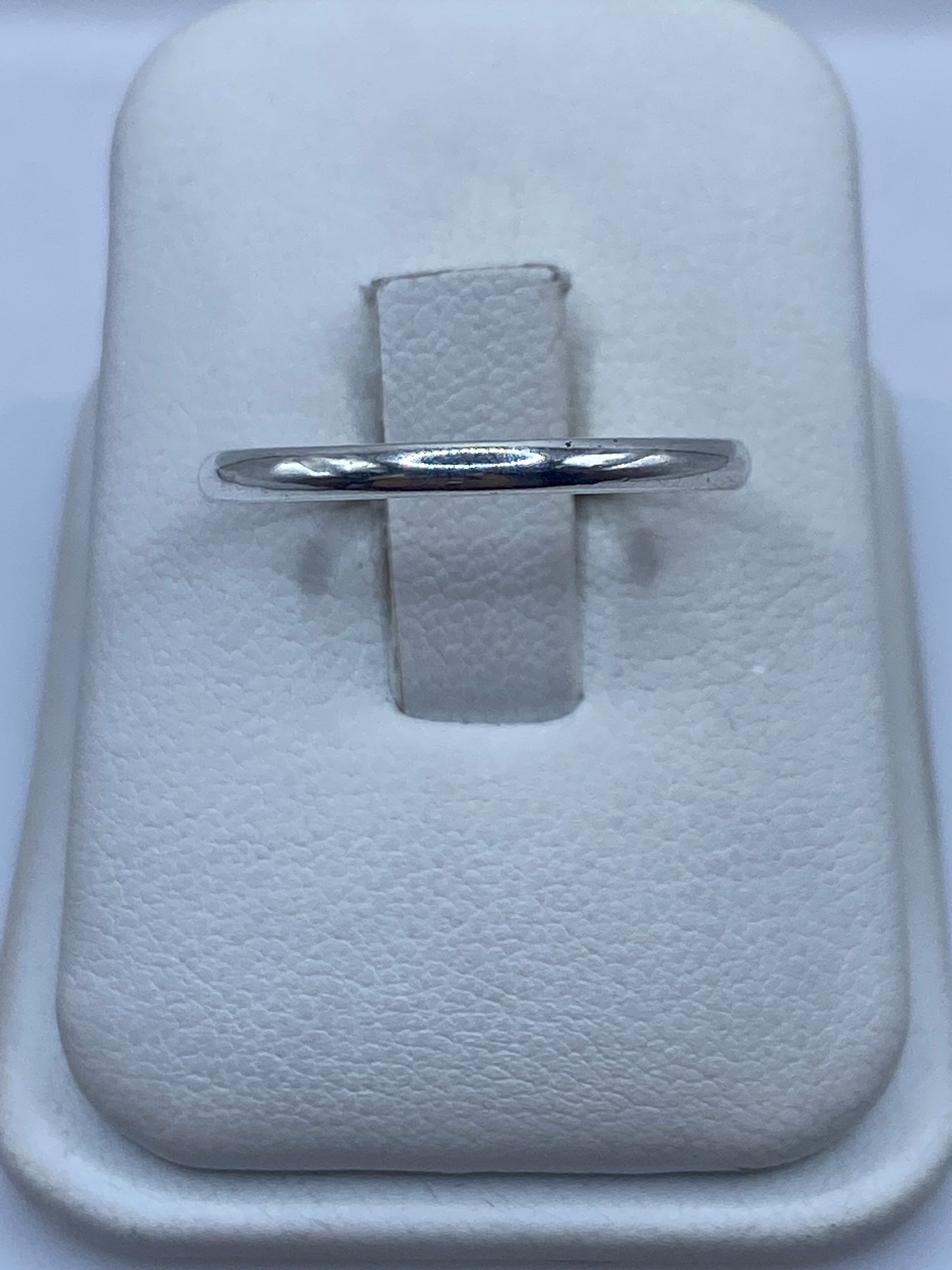 Anillo banda de plata .925 pulida en mano de mujer con acabado espejo