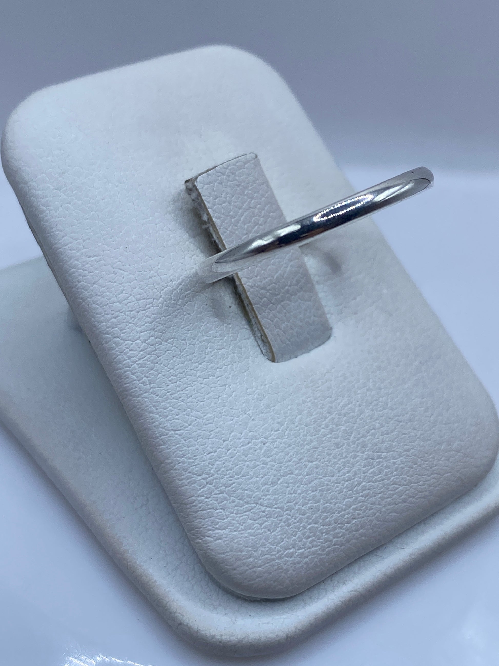 Vista frontal del anillo minimalista en plata, mostrando el pulido uniforme