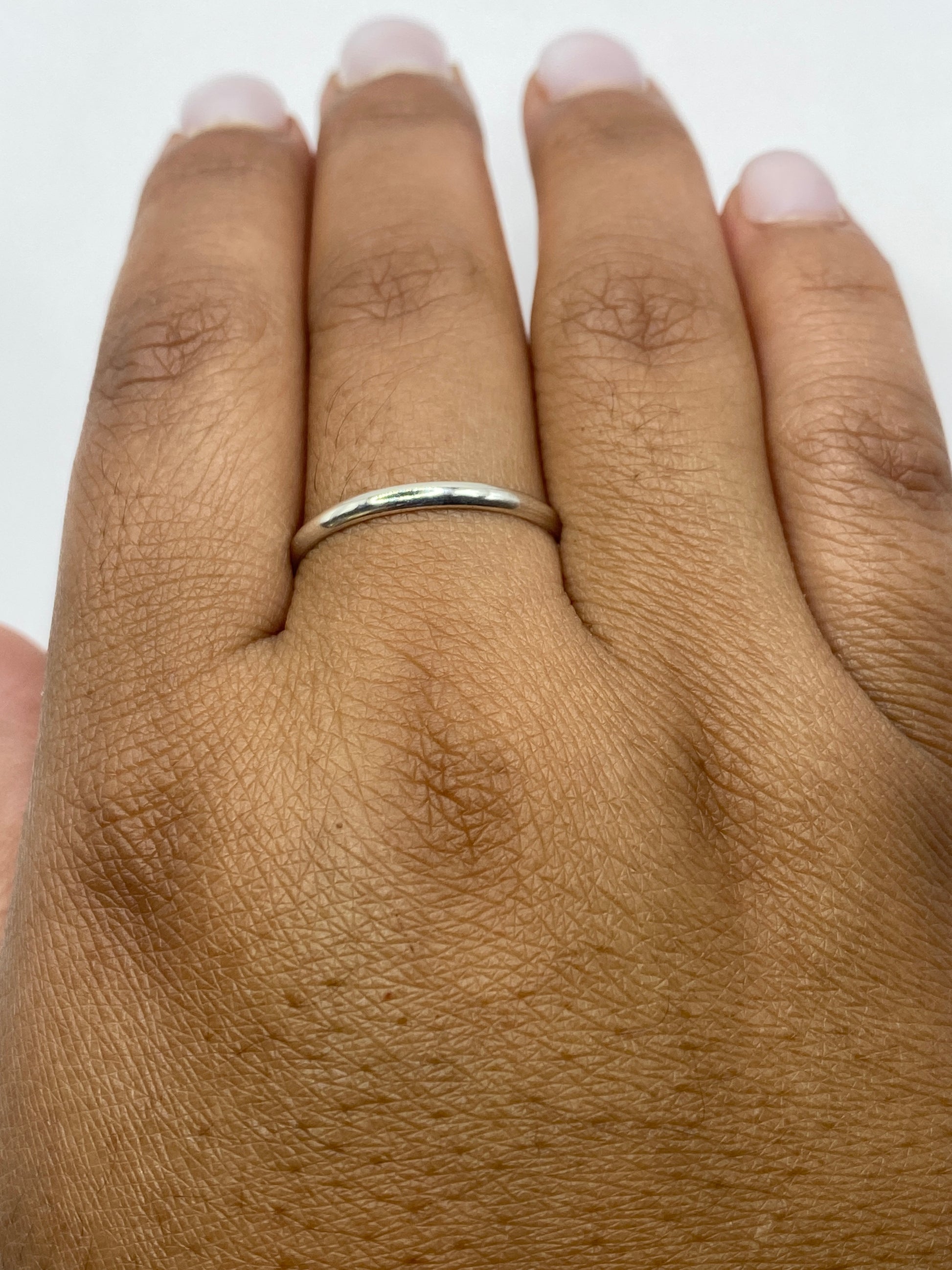 Anillo plata .925 sobre fondo blanco mostrando sello hallmark 925