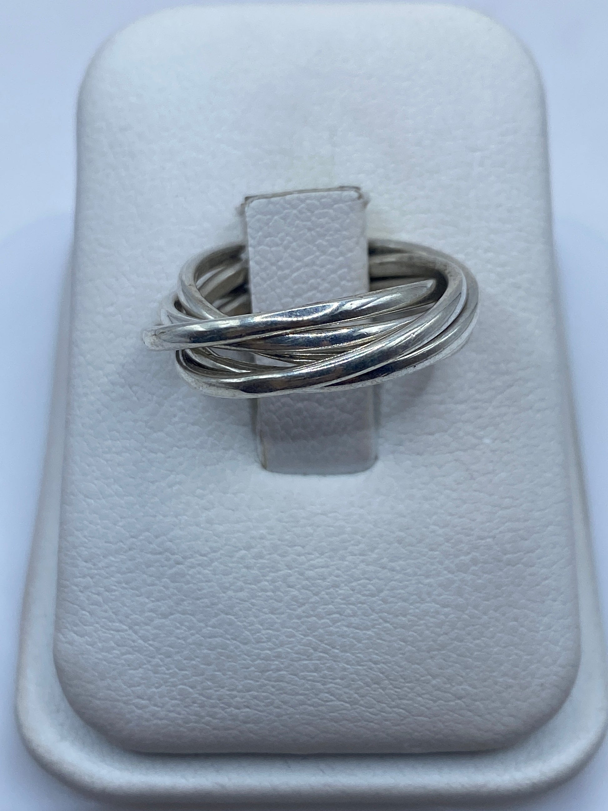Anillo de plata con bandas entrelazadas en talla 4, vista frontal