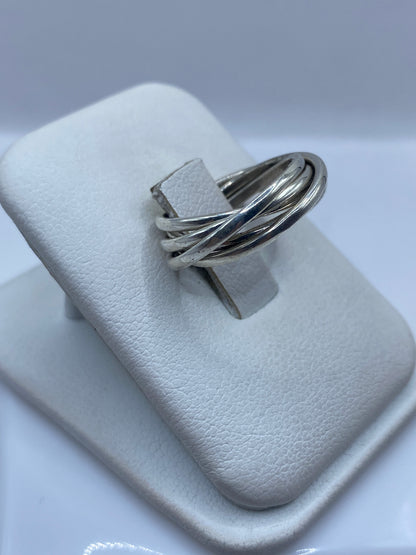 Detalle lateral del anillo mostrando el entrelazado de bandas en plata .925