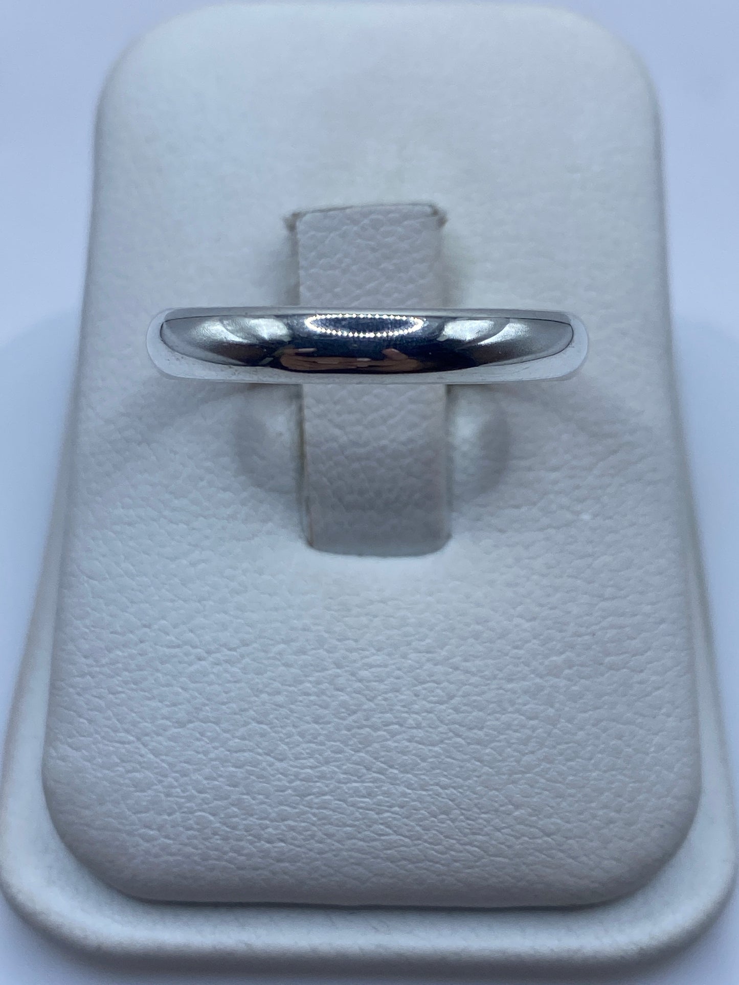 Anillo de plata .925 con banda lisa pulida en estuche blanco
