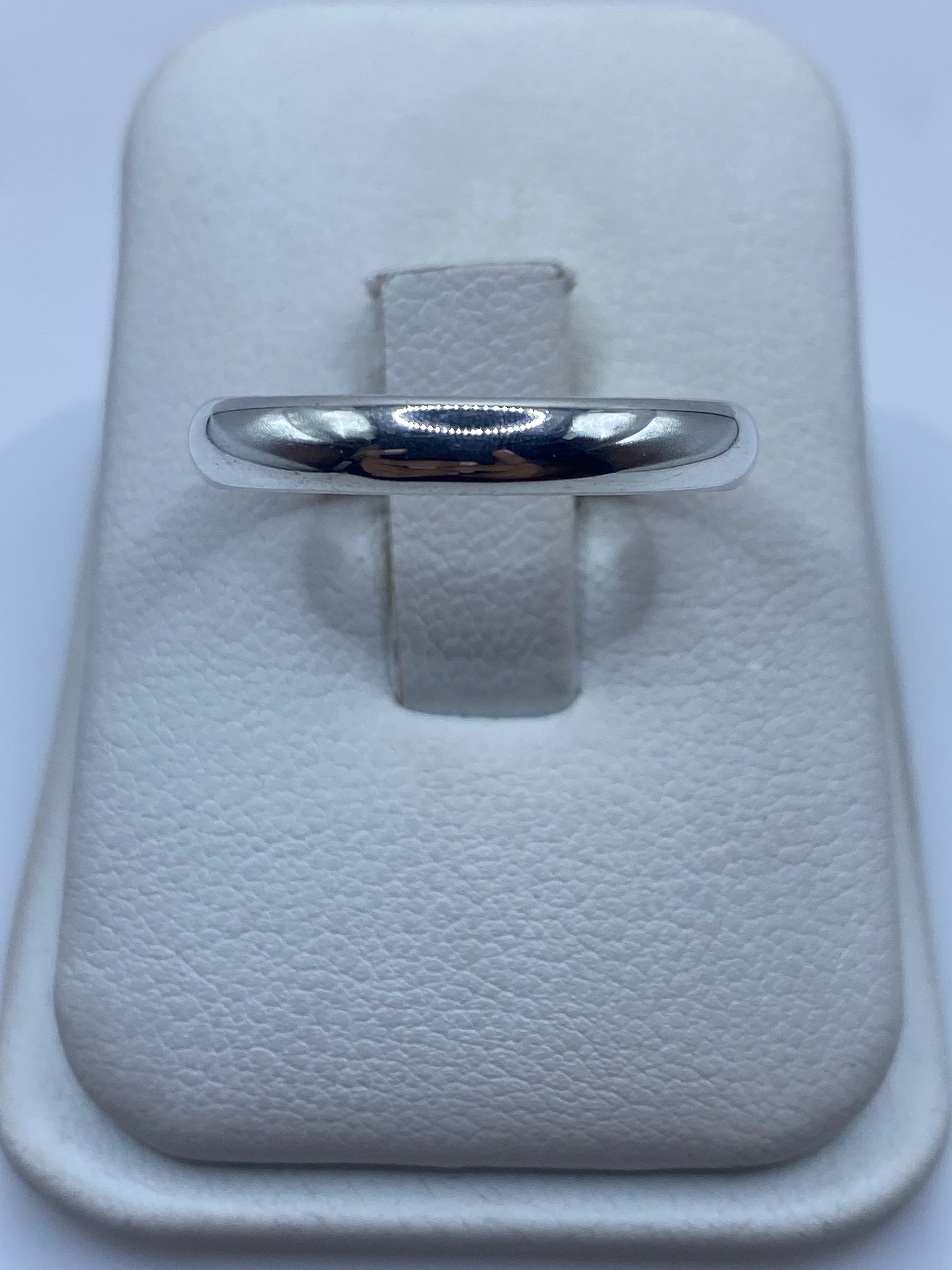 Anillo de plata .925 con banda lisa pulida en estuche blanco