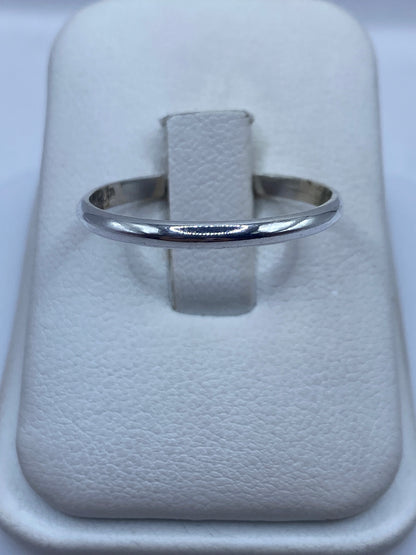 Anillo banda de plata pulida .925 en caja blanca, vista frontal