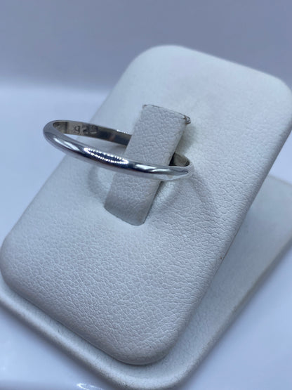 Anillo minimalista de plata en mano de mujer, detalle de brillo