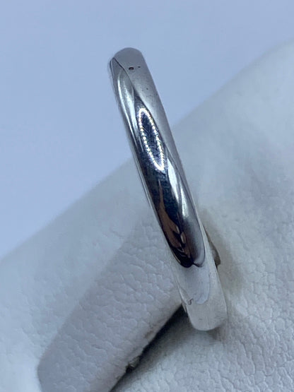 Detalle del anillo banda mostrando el pulido profesional de Taxco