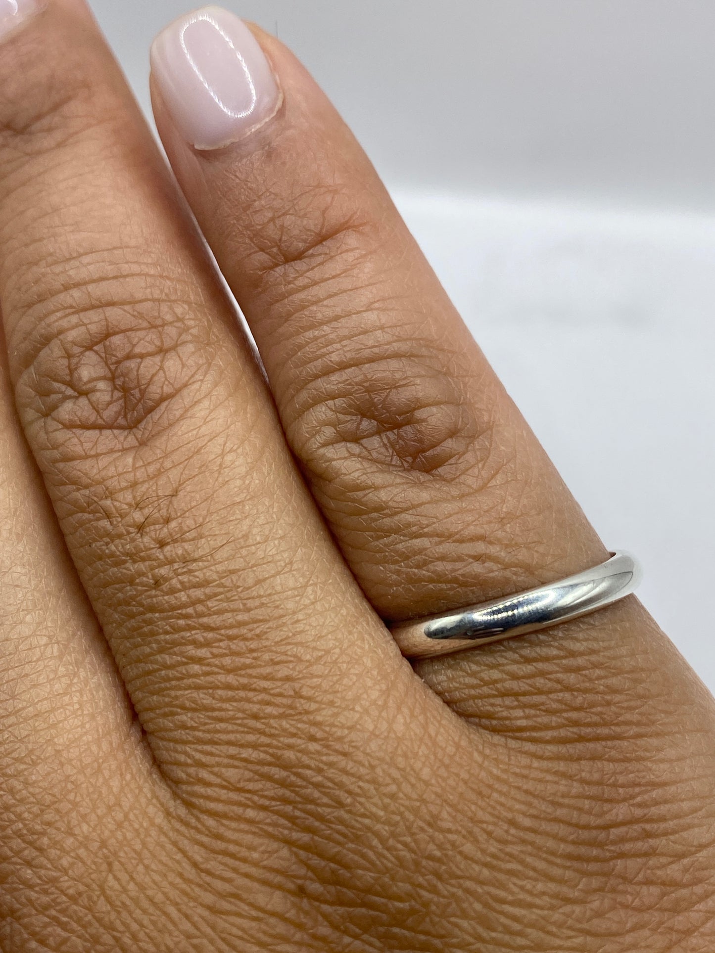 Anillo sobre fondo blanco con sello 925 visible en el interior