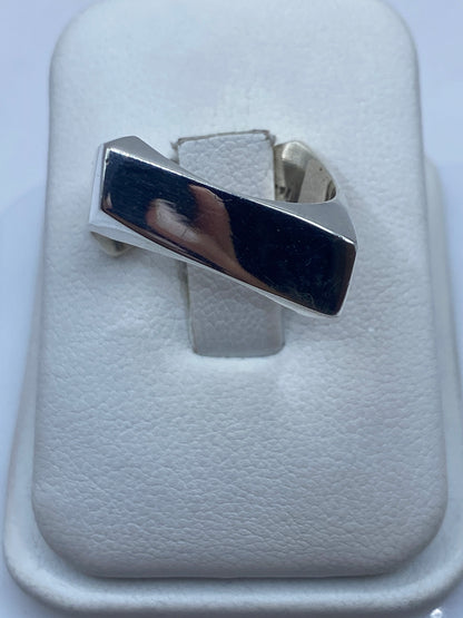 Anillo de plata minimalista con líneas geométricas angulares en estuche blanco