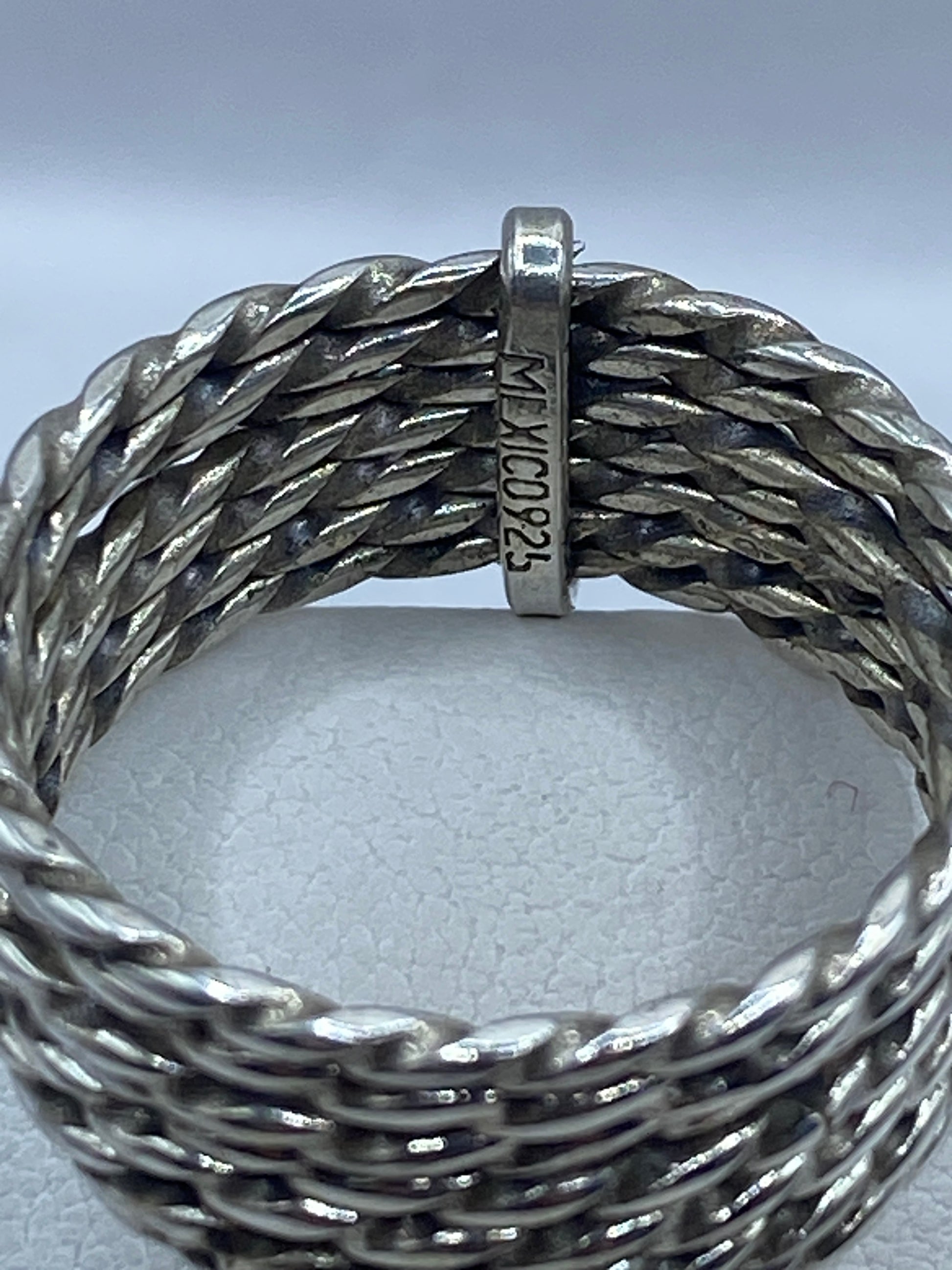 Anillo en báscula mostrando peso de 6.2 gramos de plata auténtica