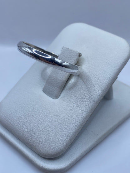 Anillo banda de plata .925 en la mano, brillante y minimalista